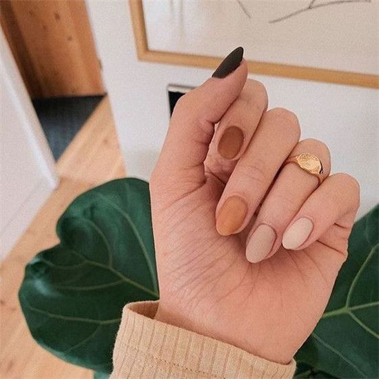 Ce idei cool de manichiură poți adopta în acest început de toamnă? Ei bine, nuanțele toamnei sunt delicioase și au devenit prezente odată cu show-urile de modă din acest sezon. În ceea ce privește manichiura, nici aceasta nu se lasă mai prejos. De altfel, internetul este plin cu sute de idei cool de manichiură ale căror nuanțe celebrează acest anotimp deosebit. Iată ideile de manichiură care ni s-au părut cool și în ton cu aerul sublim al toamnei, din care te poți inspira: