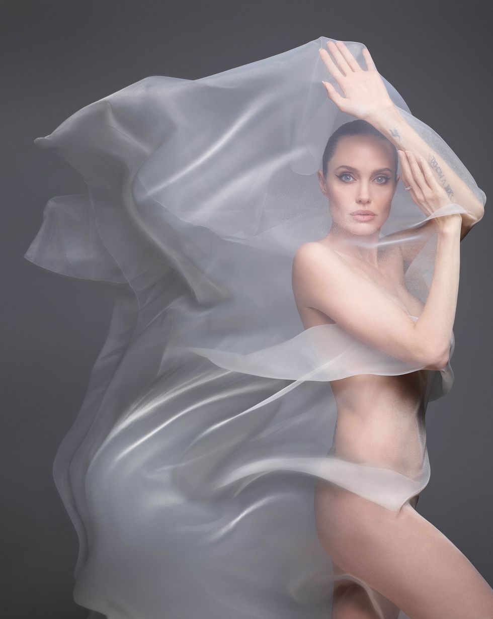 Angelina Jolie onoreaza coperta Harper's Bazaar 2019-2020