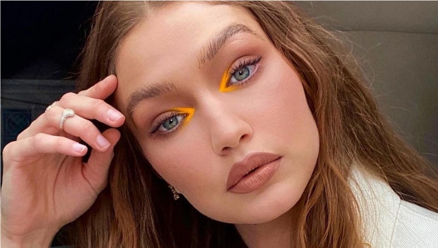 Summer trend: eyeliner nuanta mandarinei purtat de Gigi Hadid